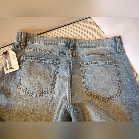 Time and Tru Women's Size 14 High Rise Straight Jeans w/Cuffs Light Wash NWT - Picture 3 of 6